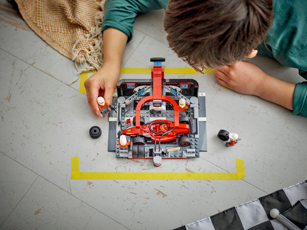 LEGO City F1 Pit Stop & Pit Crew with Ferrari Car