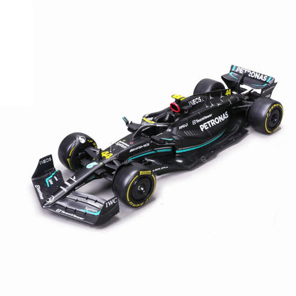 Bburago 1/24 Mercedes-AMG F1 W14 E Performance #44 Lewis Hamilton Formula 1 with Pilot Figure