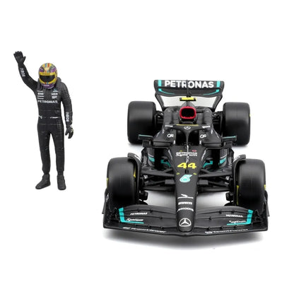 Bburago 1/24 Mercedes-AMG F1 W14 E Performance #44 Lewis Hamilton Formula 1 with Pilot Figure